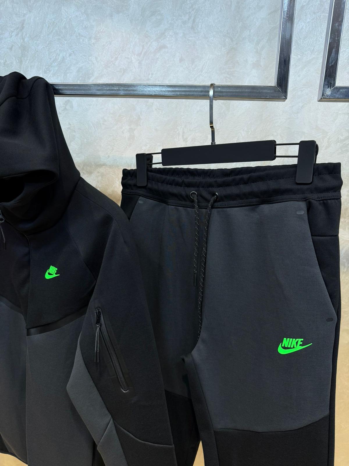 NIKE TECH FLEECE KOMPLET - Sivo/Crni