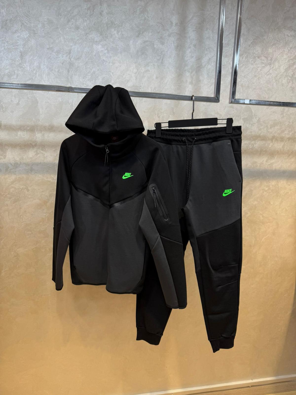 NIKE TECH FLEECE KOMPLET - Sivo/Crni