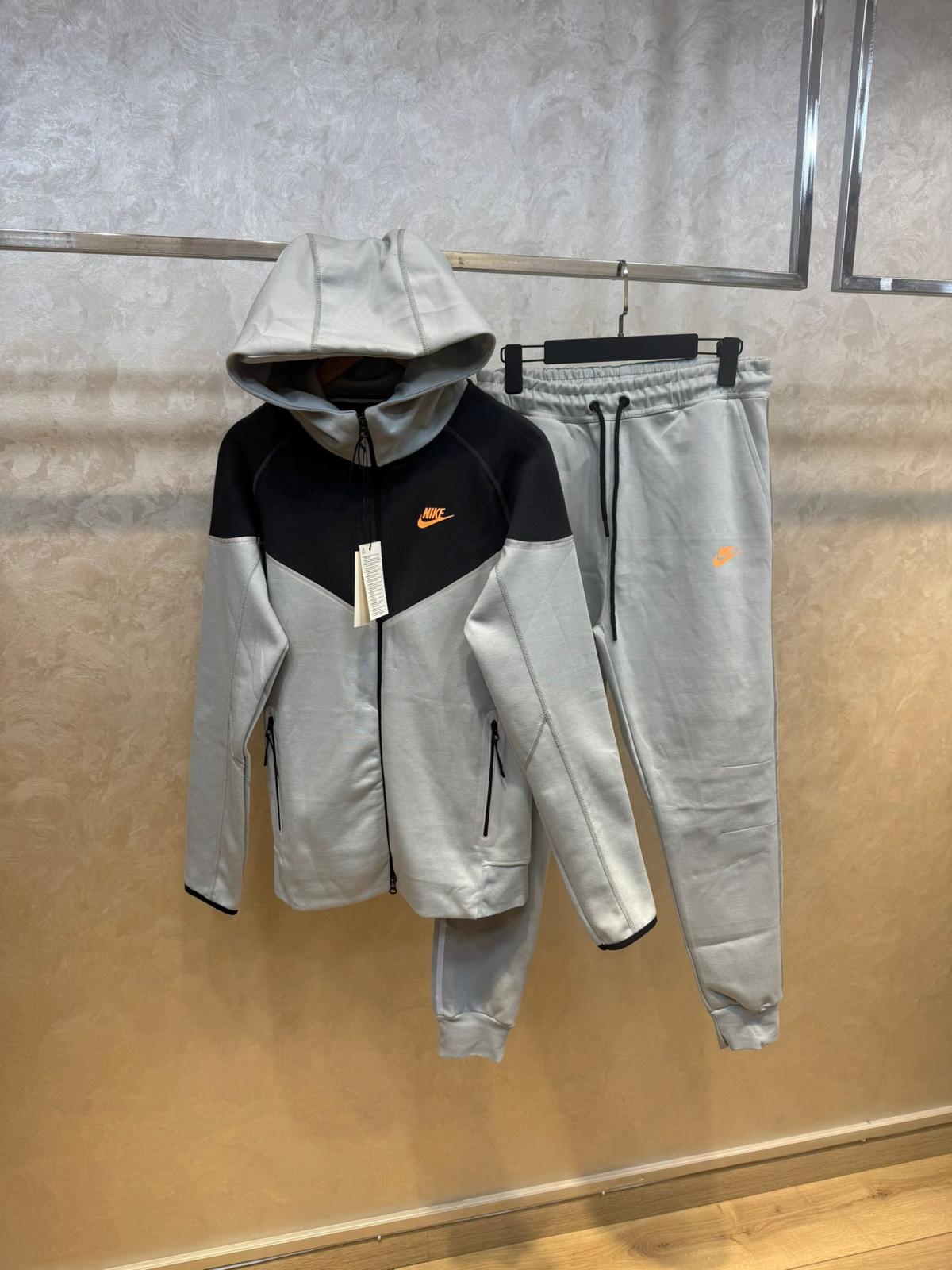 NIKE TECH FLEECE KOMPLET - Sivo/Crni