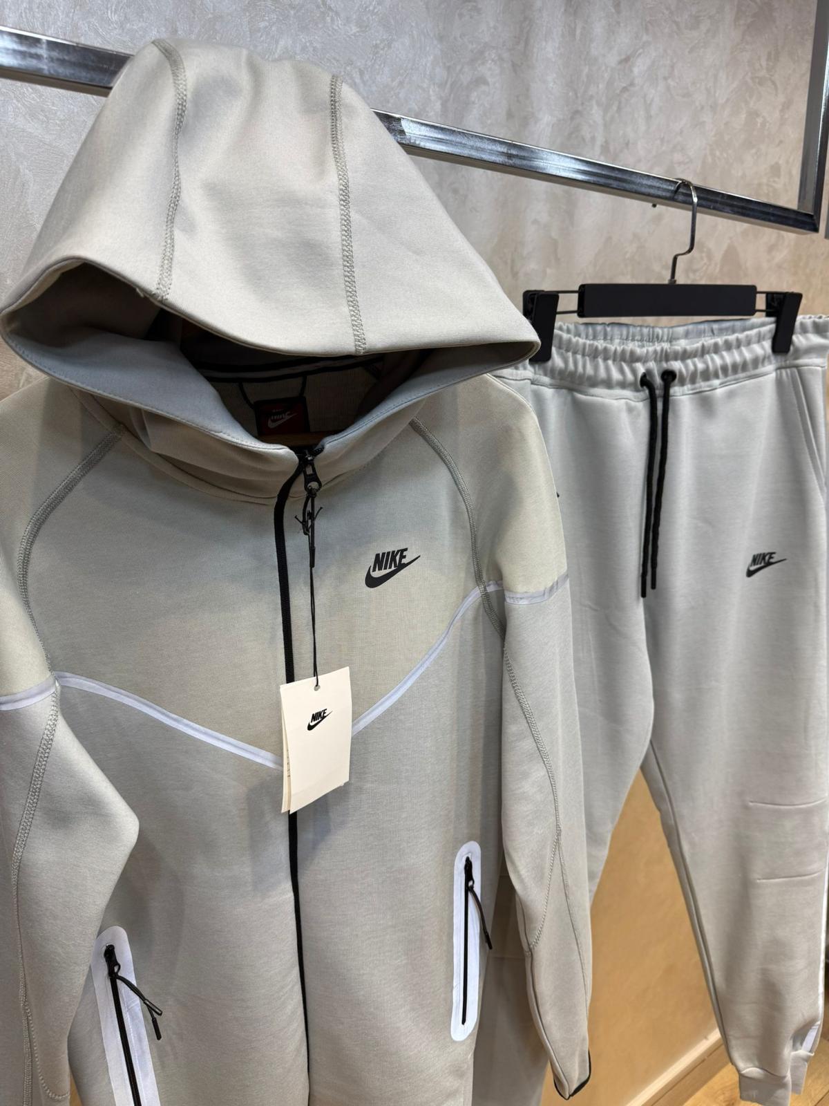 NIKE TECH FLEECE KOMPLET - Sivi