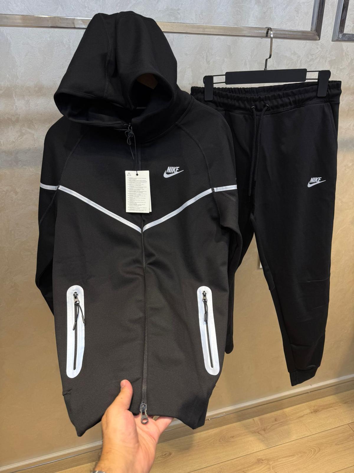 NIKE TECH FLEECE KOMPLET - Crni sa belim dezenima