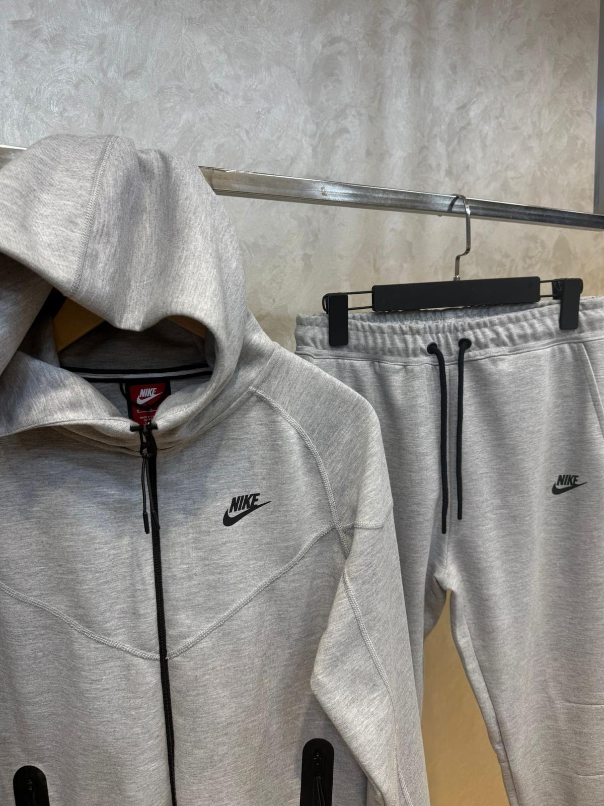 NIKE TECH FLEECE - Sivi sa crnim dezenima