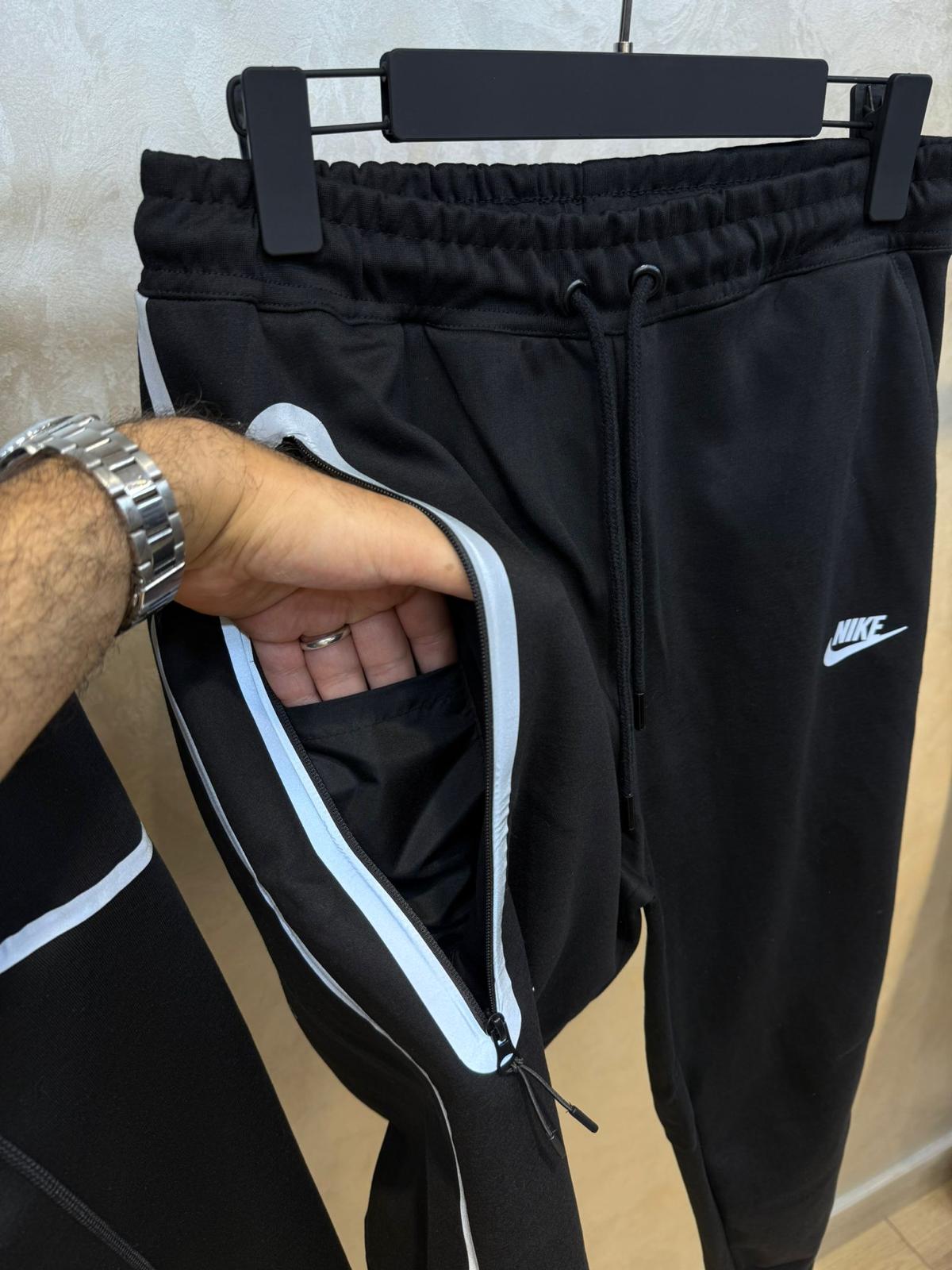 NIKE TECH FLEECE KOMPLET - Crni sa belim dezenima